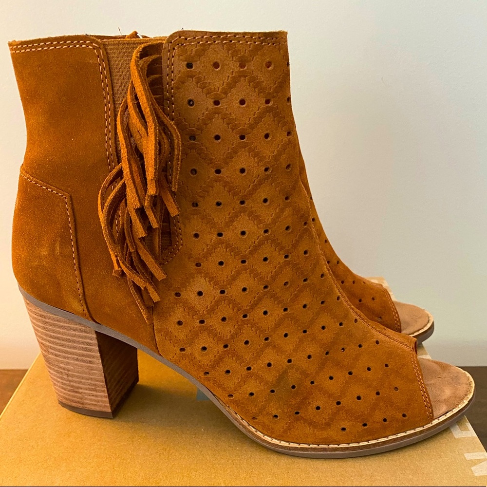 Excellent Condition TOMS Majorca Peep Toe Booties Cinnamon Suede Fringe sz 12